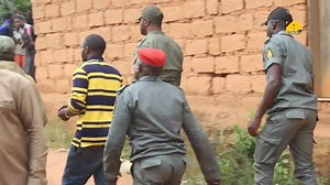 Affaire Mada Kelly : un drame conjugal qui secoue Baloum. Le film de son assassinat Le calme village de Baloum, dans l’arrondissement de Penka-Michel (Menoua, région de l’Ouest), est sous le choc. Un drame conjugal d’une rare violence s’y est produit le 2 novembre 2025. Un homme, surnommé « l’officier gérant de bar », aurait ôté la vie à sa compagne, la nommée Mada Kelly, mère de ses sept enfants, à l’aide d’une machette. La suite dans le reportage. | Dschang TV officiel