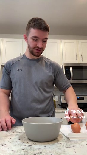 Mastering One-Handed Egg Cracking Technique