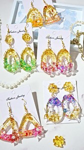 339K views · 3.6K reactions | ✨ Golden blooms that last forever! We crafted these radiant gold resin flower earrings — capturing the beauty of petals in timeless shine. Perfect for DIY lovers, resin artists, and anyone who loves one-of-a-kind jewelry.  Which flower should we make next?  #resiners #uvresin #resinart #resinartist #resinpour #diycraft #diyproject #resinjewelry #resinearrings #resincraft #resin #flowerjewelry #resinlover | Resiners_official | Facebook