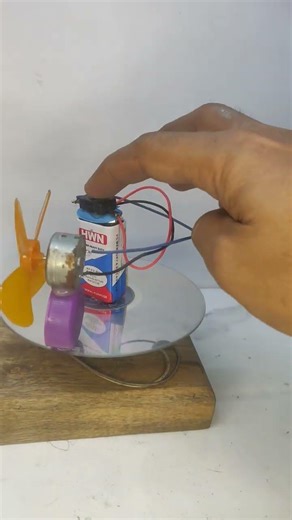 Diy dc motor fan Experiment with cd #diy #science #dcmotor #experiment