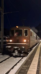 🌙 Nächtliche Autozug-Überführung: Re 425 195 „Unterseen“ zieht BLS Steuerwagen BDt 930 über die Lötschberg-Nordrampe 🏔️ 📍 Frutigen BE 🛤️ Lötschberg-Bergstrecke (Spiez–Frutigen–Brig) 🚂 Re 425 195 🚃 BDt 930 📈 MAT 32066 🚩 Kandersteg 🏁 Speiz 🗓️ 11.01.2026 Dabei war: @sbb_und_bls @swissrails Tags: #re425195 #re44195 #re425 #re44 #bruneli #bernlötschbergsimplon #autoverladlötschberg #blsag #lötschberg #frutigen #eisenbahnfotografie #eisenbahnbilder #eisenbahnfotos #eisenbahn #trainphotograph