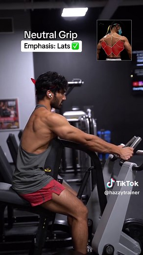 Machine Rows: Know The Difference ⚠️ . Machine Rows is one of my favourite to build a Solid Back. The reason is it’s capability of keeping you stabilized in the bench, allowing you to maximize output in the movement. When performing this exercise with an Overhand Grip and driving your Elbows outwards, this will emphasize your Upper Back. However, when performing this exercise with a Neutral Grip, while driving the elbows into the body, this will emphasize your lats. Hope that helps. Keep crushin