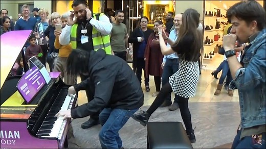 Boogie-woogie au piano dans un centre commercial