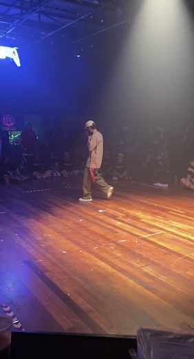 🏆 China Dancer Wu Song Wins Gold at Malaysia’s Shuffle Dance Competition, Shocking the Crowd! 🏆 At the shuffle dance competition in KL, China dancer Wu Song amazed everyone with his unbelievable speed and flawless technique, securing the gold medal 🎖️! This marks the first time a dancer has won in Malaysia using the Russian style, making it a truly groundbreaking victory! Every step he took was lightning-fast, and every transition was executed with pinpoint precision! The audience held their 