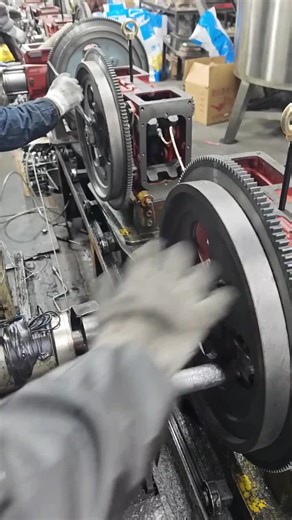 Single cylinder diesel engine flywheel installation process