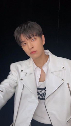 Stray Kids on Instagram: "Splash💦 2024.12.13 FRI 2PM (KST) | 0AM (ET) 💦PRE-SAVE & PRE-ORDER "合 (HOP)" NOW! Stray-Kids.lnk.to/HOP #StrayKids #스트레이키즈 #合 #HOP #SKZHOP_HIPTAPE #WalkinOnWater #StrayKidsComeback #YouMakeStrayKidsStay"