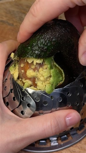 4 sec avocado pilling hack 🙂‍↕️🥑⏱️ #asmr #kitchenhacks #shortvideo