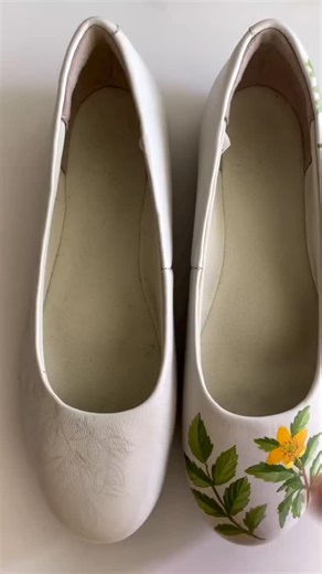 If you're a DIY enthusiasts, and crafty hobbyist, or a professional designer, pebeo leather paint is an excellent choice for anyone looking to add a personal touch to their leather goods. #leatherpainting #pebeoleatherpaint #leatherart #creativedesigning #diyleatherpainting #leatherprojects #leathercustomization #pebeopaint #acrylixghana | Acrylix Ghana | Facebook