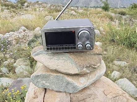 汉荣达HRD802双喇叭立体声全波段收音机插卡蓝牙音响在银川贺兰山测试效果