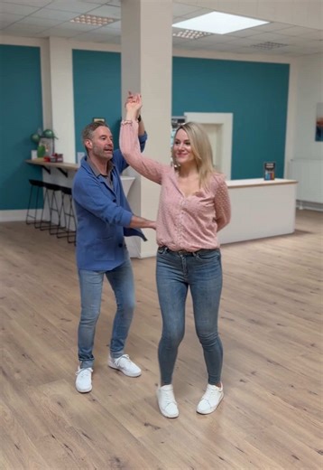 Discofox: Nach der kleinen Brezel kommt die große Brezel!🥨😄🕺 #tanzschule #tanzen #tutorial #tanzschritt #discofox