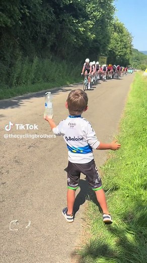 Hot ☀️☀️☀️🥵🥵🥵… Baloise Belgium Tour #cyclingbrothers #kidsonbikes #procycling #cycling #baloisebelgiumtour #ciclista #bike #ciclismo #cycle @UAE Team Emirates @Florian Vermeersch