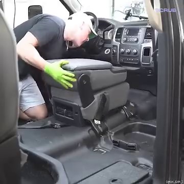 Cleaning a MASSIVE Truck 💥🧽 | Scrub