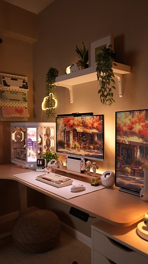 Midweek Cozy Vibes: Warm Tones and Comforting Desk Setup