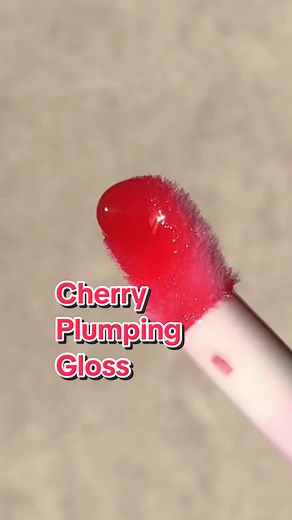 The OG wasn’t enough, they made Queen size, Extra gloss, extra drama, fit for a queen Happy International Women’s Day 🫶🏻 I’ve been using this with every makeup look since I got it and I’m truly obsessed, addicted, in love. So juicy, hydrating, smoothing, plumping. I love how it feels, and it never burns 🥵 and I love how the curved applicator hugs my lips Amazing cherry vanilla scents 😍 and their maxi lip formula which improves lip condition, softness and comfort, hydration, and lip volume Av