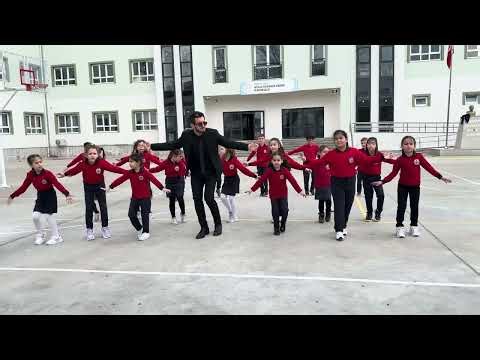 23 Nisan muhteşem koreografi mavili mavili edalı da modali yar ve çakal çökerten