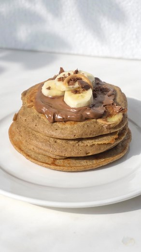 Thasneem Thaj on Instagram: "തട്ടിക്കൂട്ട് Breakfast | Easy Pancakes🥞 . Ingredients Oat pancakes 1 banana 1/2 cup milk 1 cup oats 1 egg 1tsp baking powder 1 tsp cinnamon 1 tbsp curd (optional) 3 dates for sweetness Pinch of salt Blend all the ingredients together until you have a smooth batter. Cook your pancakes on a pan in a little oil. Pour it on the pan directly from the blender so you don’t have extra dishes to clean. #yummybreakfast #breakfast #pancakes #quickmeals #instafood #foodblogger