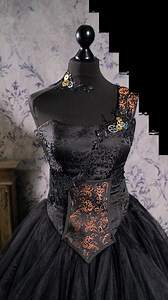 Dein Steampunktraum? Hochzeit mit Retrocharme 🔩✨ Von besonderen Accessoires wie Zahnrädern bis zum Bronze farbigen Traumstoff - hier wird jede Hochzeitsfeier zu einem unvergesslichen Erlebnis. 😍💒 Buche auch Du, Dir Deinen exklusiven Anprobetermin in Deinem Zauberatelier 😍 melanie@feist-style.de #SteampunkHochzeit #steampunk #steampunkart #steampunkstyle #steampunkfashion #Hochzeitsinspiration #Hochzeitsideen #SteampunkLiebe #EinzigartigeHochzeit #Traumhochzeit #SteampunkStyle #Hochzeitsdetai