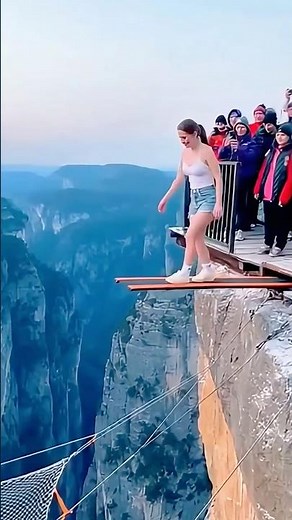 Cliff Jump Challenge! She Leapt Into the Abyss Net 😱🔥 #ExtremeCourage #ViralAttraction