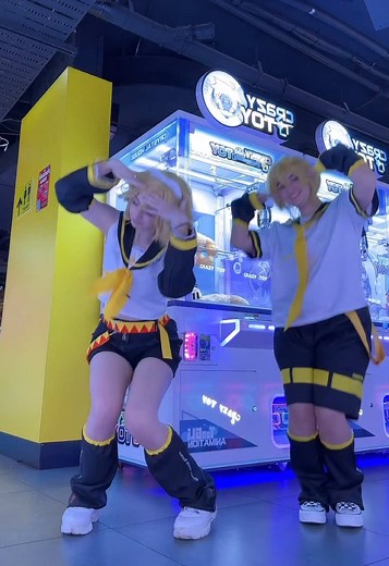 Kagamine Rin and Len Cosplay Performance