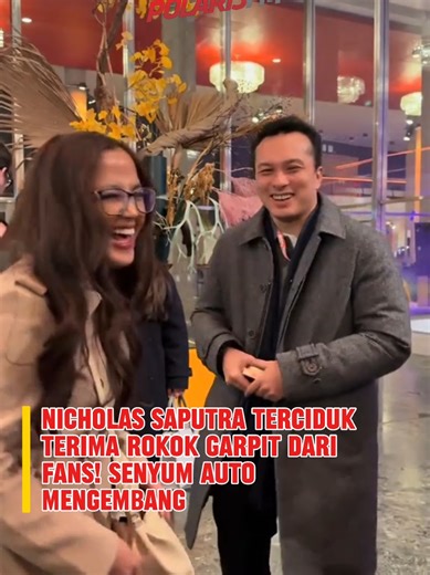 Nicholas Saputra Terima Rokok Garpit dari Penggemar