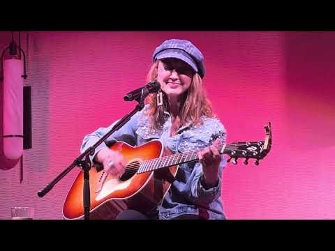 Pam Tillis - When You Walk In the Room - Live