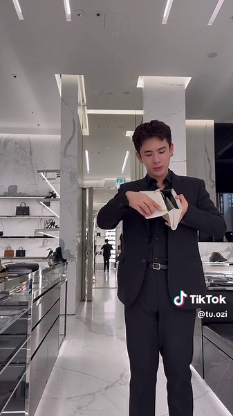 Saint Laurent Wallets on Chain: Cassandra & Uptown Review