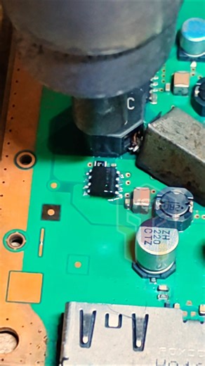 Replacing the 5v regulator ic on the PS mainboard #soldering #welding #voltageregulator #regulator
