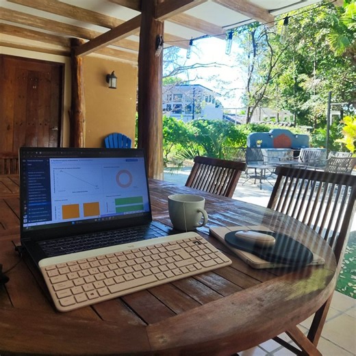 Coderland | Un día de trabajo, pero con otra vista 💻🌴 Geraldhy, parte de nuestro equipo, trabajando desde Coderland Home Panamá. Un espacio para... | Instagram