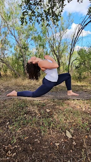 This "no-hands" yoga flow is all about mobility. Give it a go! Just a heads-up: Video is shown at 2x speed. #yogaflow #vinyasaflow #vinyasaflowyoga #yogini | Piccola Yogini
