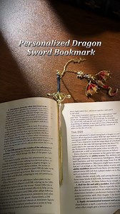 51K views · 480 reactions | Célébrez votre amour de la lecture avec un marque-page personnalisé Épée de Dragon à Quatre Ailes. Le cadeau parfait pour les mordus de livres lors des anniversaires ou des remises de diplômes. L'art rencontre la littérature. | Obtenircollierprenom | Facebook