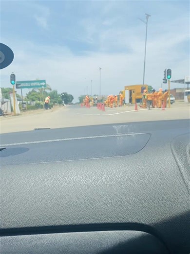 Malamulele roads with potholes are currently being repaired. Motorists are urged to drive patiently and exercise caution to avoid accidents. Stay tuned to Maxelo Radio for more updates #traffic #maxeloradio #malamuleletiktok #limpopo