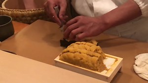 寿司之神次郎培养十年的学徒，制作手法精妙绝伦，一出手就知道不简单！