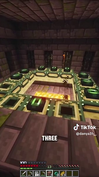 Surviving 100 Days on a Shrinking Island in Minecraft