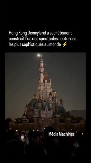 Média, entreprenariat & investissement on Instagram: "Hong Kong Disneyland exploite l'un des systèmes de spectacles vivants les plus avancés au monde, et il fonctionne sans la moindre erreur chaque soir. 🤯 ⚡️ Ce n'est pas un feu d'artifice traditionnel. C'est un système intégré de grande envergure combinant une projection mapping ultra-haute résolution sur la géométrie complexe du château, des grilles d'éclairage synchronisées, des feux d'artifice d'une précision millimétrique, des jeux d'eau e