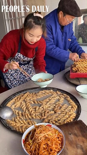 Youcha Mahua is one of the most popular snacks to warm tummies in NW China’s Shaanxi. People soak fried dough twist (Mahua) in seasonal flour mush (Youcha) for a tasty breakfast. | People's Daily, China