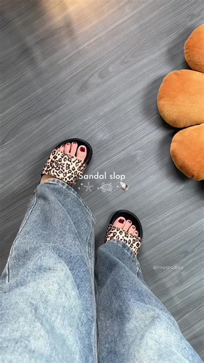 Sandal Slop Motif: Trendy Leopard Design Flats