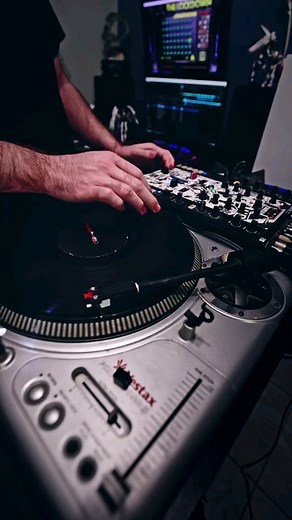 Handy🥇 #ScratchPerformance by @itshandyscratch 💯 Keeping it simple #skratchsociety #dj #realdj #thedj #turntablist #turntablism #practice #scratch #scratcher #scratchdj #scratching #scratchin #scratchpractice #realdjing #djing #cutting #djlife #dope #beat #music #Scratchvideo | Scratchvideo - Rodrigue Rochambeau