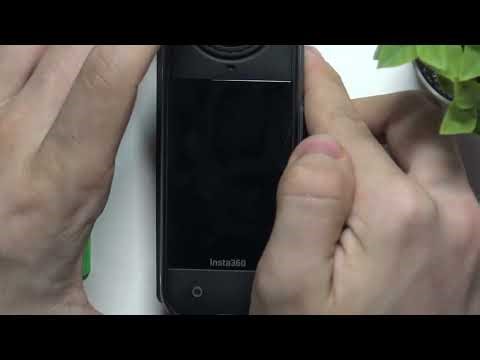 INSTA360 X5 – How to Insert SD Card