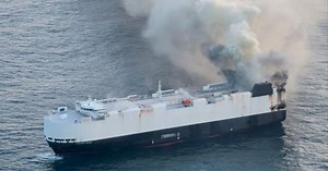 Morning Midas: buque con 3 mil autos eléctricos se hunde tras semanas bajo las llamas