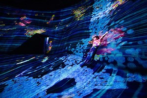 彩绘点滴瀑布，小水滴也会形成大浪潮 / Sketch Waterfall Droplets, Little Drops Cause Large Movement | teamLab