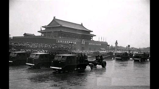 中国于1956年引进前苏联ATS-712中型履带式炮兵牵引车，于当年国庆雨中阅兵时亮相