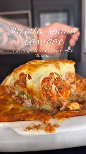Ricotta Spinat Lasagne 🍝 100 Tage 100 Kinderrezepte - Tag 65 Zutaten: ✳️Lasagneblätter ✳️500g Rinderhackfleisch ✳️1 Zwiebel ✳️1 Knoblauchzehe ✳️2 EL Tomatenmark ✳️700g passierte Tomaten ✳️Salz, Pfeffer, Paprikapulver Béchamel: ✳️100g Butter ✳️2,5 EL Mehl ✳️250ml Milch ✳️Salz, Pfeffer ✳️Muskatnuss Ricotta: ✳️500g Ricotta ✳️Blattspinat ✳️1 Zitronesaft ✳️Salz, Pfeffer #lasagne #ricotta #kinderrezepte #fürdich #viral #germany #foodporn #foodblogger #foodphotography #foodpic #foodie #foodblog #pizza