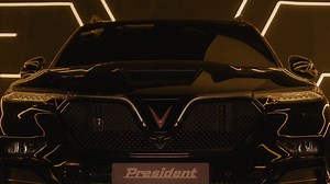 VinFast President - Dấu ấn người dẫn đầu. Tinh tế đến từng đường nét, tỏa sáng trên mọi cung đường, mạnh mẽ trong từng chuyển động. Cùng VinFast President lăn bánh đồng hành, kiến tạo thành công. #VinFast #President | VinFast