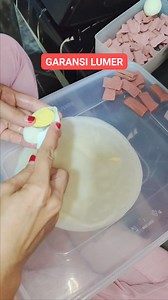 tutorial melipat risol segitiga ‼️ lipatan dimana tidak banyak orng bisa melipat nya banyak sekali plus nya 1 pasti bisa menyimpan banyak mayo 2 bisa di variasi dan nampak besar 3 cocok untuk segala isian risol tips untuk goreng risol ini usahakan jngn banyak2 sekali goreng 4-5pcs aja untuk belajar dengan suhu panas 150° di balik sekali dan hati2 saat membalik pastikan bagian lipatan nya di bawah saat menggoreng / nyemplungin pertama teflon 22cm by maxim #reels #fyp #viral #risolbarbar | Luti Ri