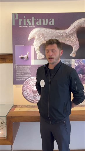 Ali veš, kaj so našli na Pristavi pod Blejskim gradom? 🤩 Rajska ptica zagotovo spada med najlepše blejske najdbe. 🕊️ Sponka v obliki pava izhaja iz 6. stoletja in je še danes priljubljen modni dodatek Blejk in Blejčank. ❤️ Je všeč tudi tebi? 😉 | Bled Castle