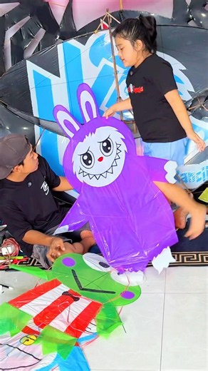 BOCIL TERBANGKAN LAYANGAN KARAKTER LABUBU #layangan #kite #lucu #funny #labubu