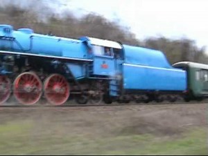 Parní lokomotiva 498.022 Albatros pod Barrandovskou skálou