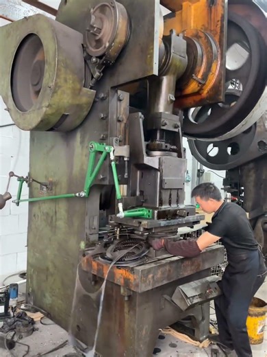 Automatic punch press die, free your hands! Intelligent control and continuous operation