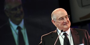 Walter Scott Jr., Business Partner of Warren Buffett, Dies at Age 90