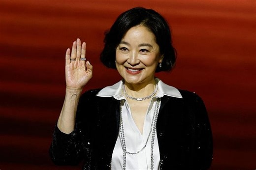 Film legend Lin Ching-hsia threatened with swords, guns to take up roles in the past